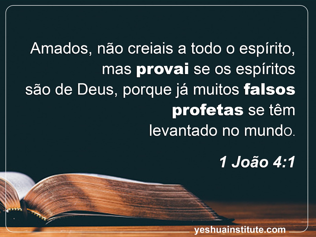 Pessoas de mãos dadas.